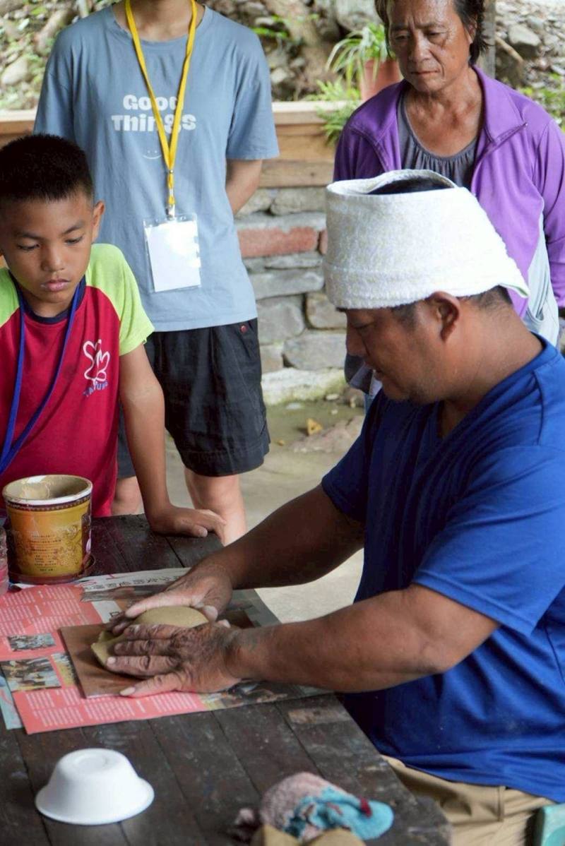 青年志工團隊「malasudj」團隊執行青年署「獎勵青年自組團隊參與志工行動計畫」深耕型服務方案，以排灣族祖先誕生於陶壺的傳說，以「部落天文」及「陶壺」課程帶領土坂vusam文化實驗小學的孩子尋找排灣之星(心)