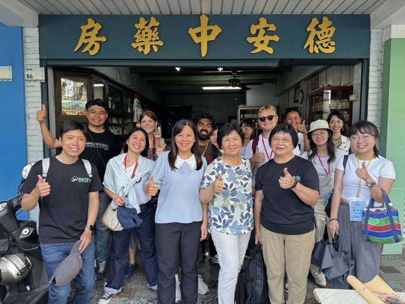 屏東青年志工中心於8月9日辦理「從地方到國際—外語走讀導覽」主題服務方案，由青年志工向國內外旅人導覽解說，一同探索臺灣的文化生活記憶。