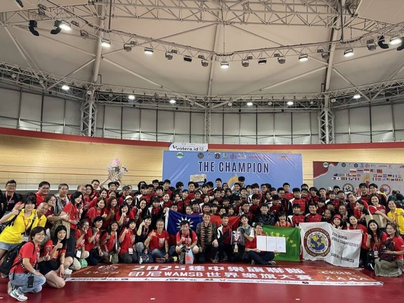 國中學樂旗聯隊在印尼雅加達「2025世界行進樂旗大賽」，摘下分組冠軍及年度總冠軍，全團開心合影留念。（建國中學樂旗聯隊家長後援會提供）