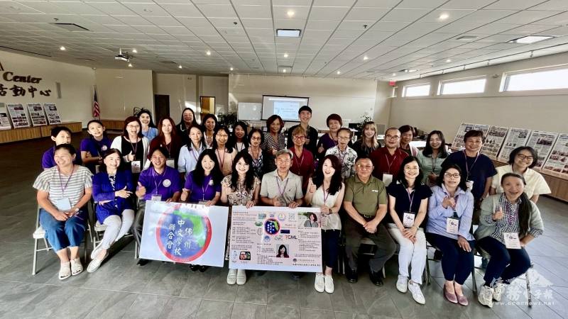 駐邁阿密辦事處僑務秘書黃士聰與出席始業式學員合影