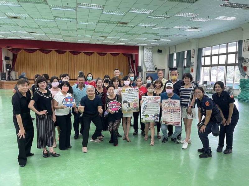 詐騙案件層出不窮，台中市警察局第二分局12日說明，運用多元媒體平台加強反詐騙宣導，並主動走入社區，透過真實案例分析詐騙手法提升民眾防詐力。（警方提供）