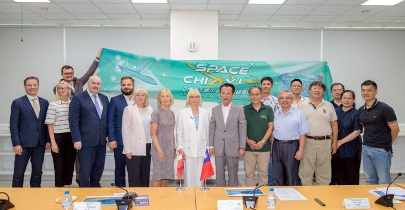 嘉義縣長翁章梁（前右6）11日在亞洲無人機AI創新應用研發中心，接待拉脫維亞國會友台小組主席契爾錢妮（Ingrīda Circene，另譯：齊翠蓮）（前左7）等，安排參訪進駐廠商。（嘉義縣政府提供）