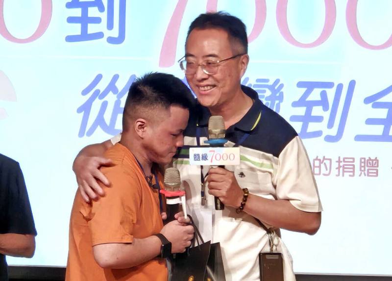 越南血癌少年阿福（左）與捐髓人楊先生（右）12日在台北相見歡，阿福情緒激動地感謝楊先生救命之恩，雙方相擁致