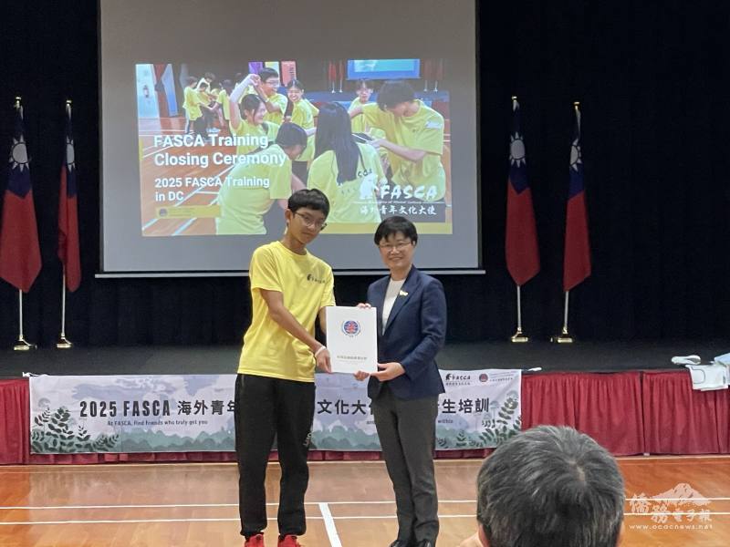 駐美代表處公使楊懿珊頒發結業證書