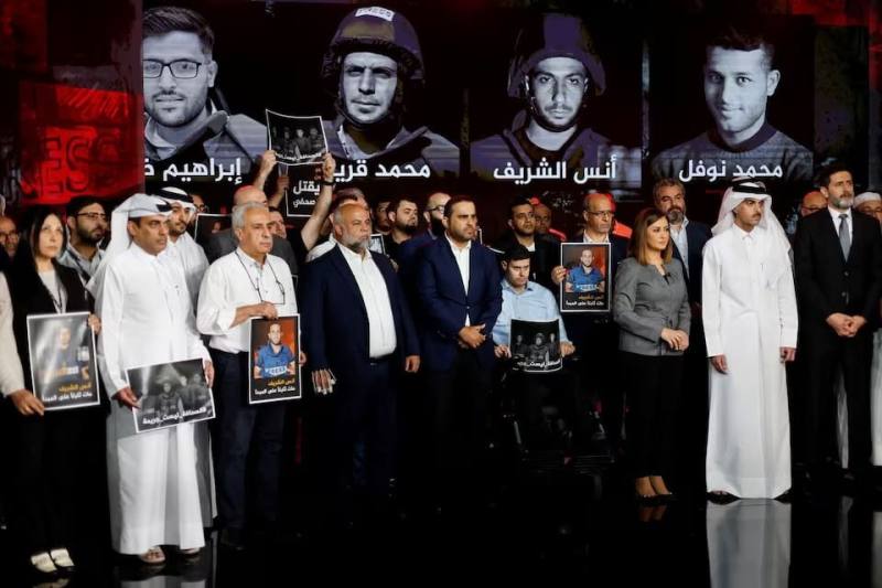 半島電視台員工11日為在加薩空襲中罹難的同事哀悼。（路透社）