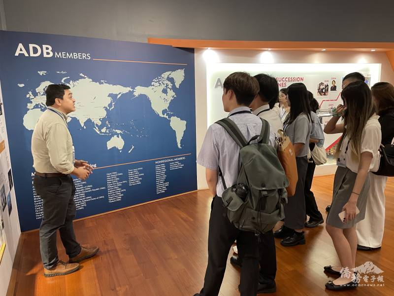 亞洲開發銀行接待團隊帶領臺灣青年參觀總部設施，並介紹亞銀的組織與功能