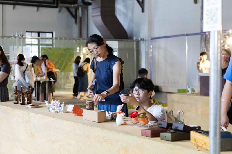 2025臺灣文博會「臺灣萬水」結合百大文化基地的策展選品，廣受民眾喜愛，多項商品在展期還沒結束即已售罄。