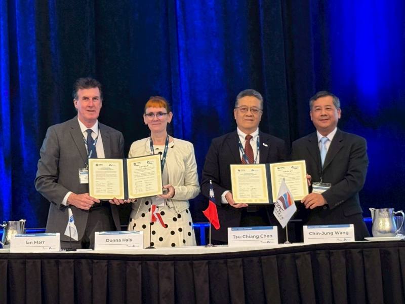 加拿大納奈莫港與臺灣高雄港締結為姐妹港（由左至右納奈莫港務局Ian Marr總經理、Donna Hais董事長，臺灣港務股份有限公司王錦榮總經理、高雄港務分公司陳祖强港務長）