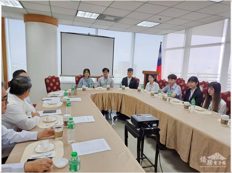 周民淦聆聽團員提問並親切回應，氣氛熱絡