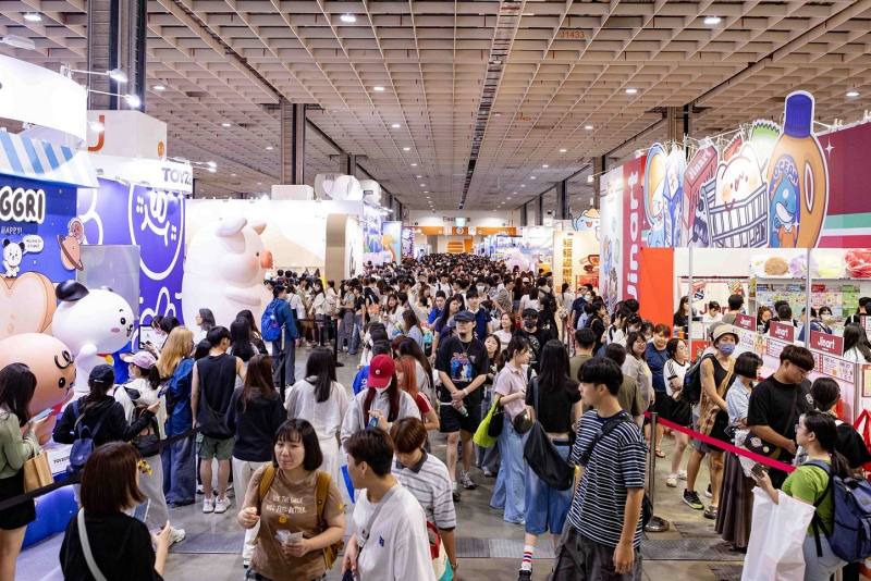 「2025臺灣文博會」位於南港展覽館的品牌商展展區，除了臺灣原創圖像IP及文創品牌，還有日本、韓國、馬來西亞、新加坡、泰國、美國、波蘭等10國逾650家品牌，逾930個攤位。