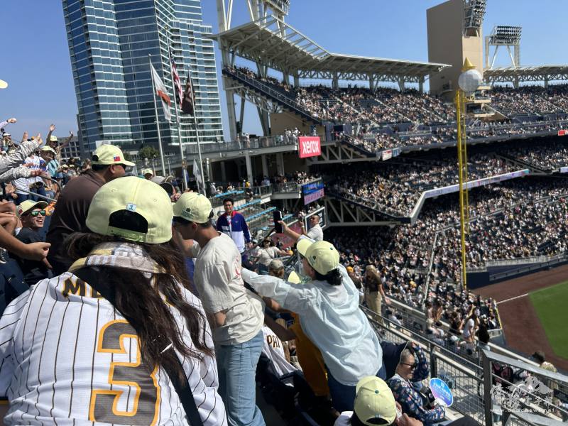 前臺灣職棒球星陳義信與觀眾熱情互動，拋送親筆簽名球