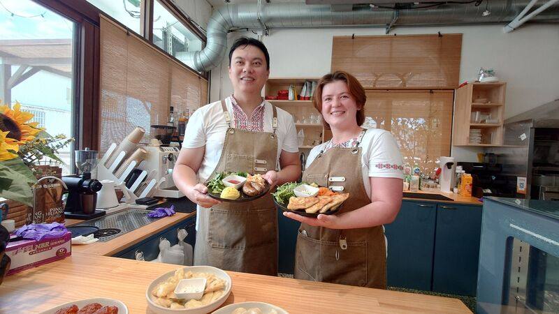 台灣青年胡貽琮（左）3年多前遠赴烏克蘭計畫創業開珍珠奶茶店，並與烏克蘭姑娘Zoriana（右）相戀結婚，卻遇俄烏戰爭，為避戰火只好回台開餐廳，竟讓烏克蘭美食在嘉義飄香。