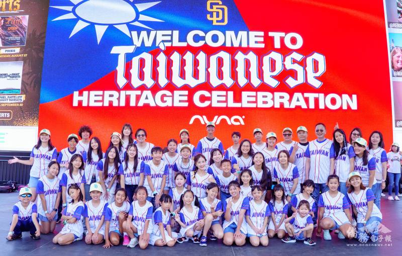 表演團體 Formosa Generations 在教士隊臺灣日合影留念，當天帶來五月天《OAOA》、《臺灣尚勇》精彩表演