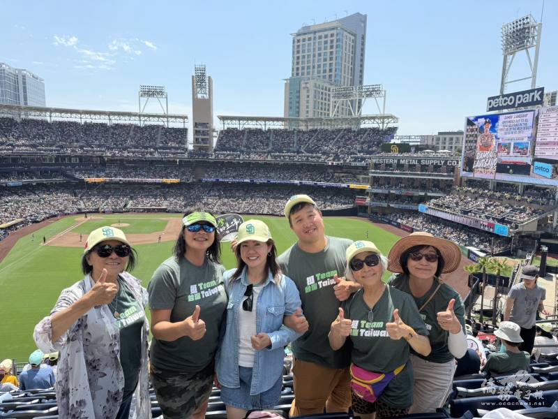 橙縣文教中心主任蕭蓓如(左3)與僑務委員葉芸青（左1）僑務促進委員林玉英(左2）及挺臺灣鄉民合影留念