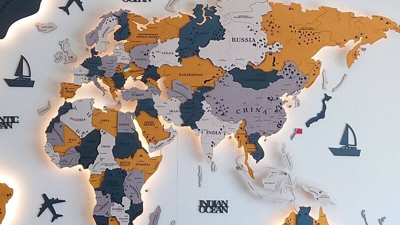 台烏夫妻開的「說說咖啡」店，牆上貼著一幅世界地圖，用台灣及烏克蘭國旗標示出兩地的距離。