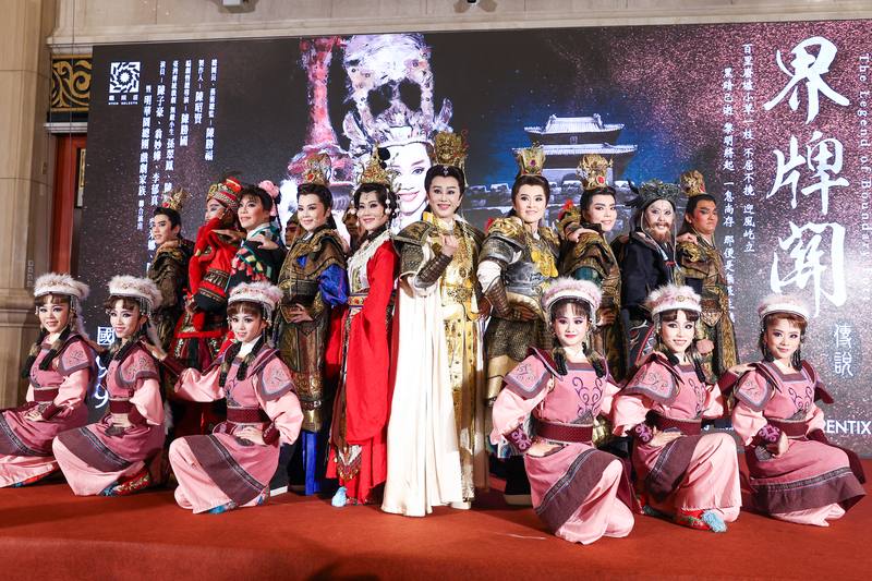 明華園戲劇總團經典作品「界牌關傳說」9月將重返國家戲劇院舞台，11日在台北舉行宣傳記者會，由當家小生孫翠鳳（2排右5）領銜，攜手新生代演員共同演出。