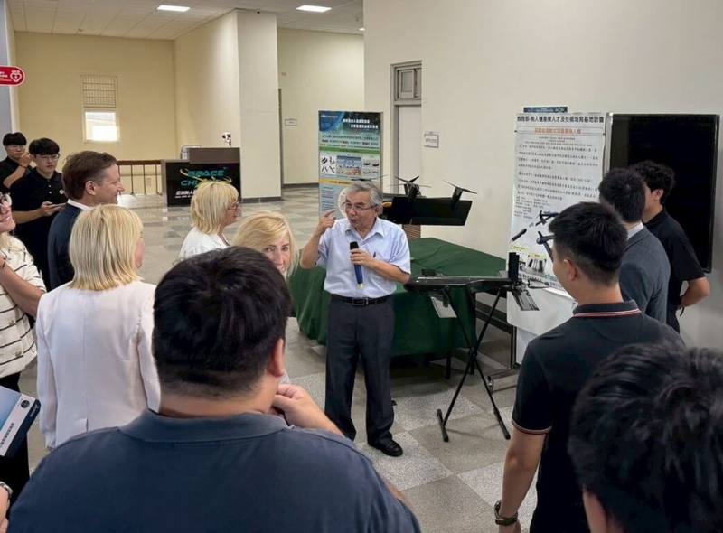 拉脫維亞國會友台小組11日參訪亞洲無人機AI創新應用研發中心，由業者介紹研發成果與應用。（嘉義縣政府提供）