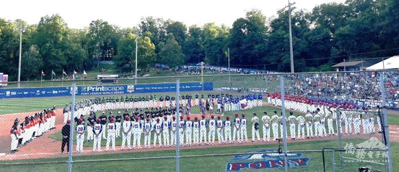 小馬聯盟世界盃錦標賽開幕式，前排左邊身著藍白球衣、帶紅帽者為臺中市青少棒隊