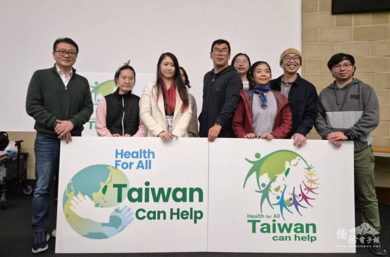 僑務委員張嘉甫（左一）與放映會工作人員合影