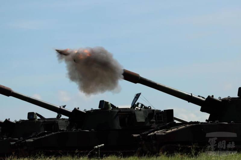 M109A2自走砲依令進行射擊。（軍聞社記者王茗生攝）