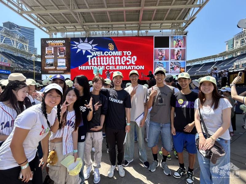 扯鈴老師陳弘(右5)與聖地牙哥FASCA學員合影留念