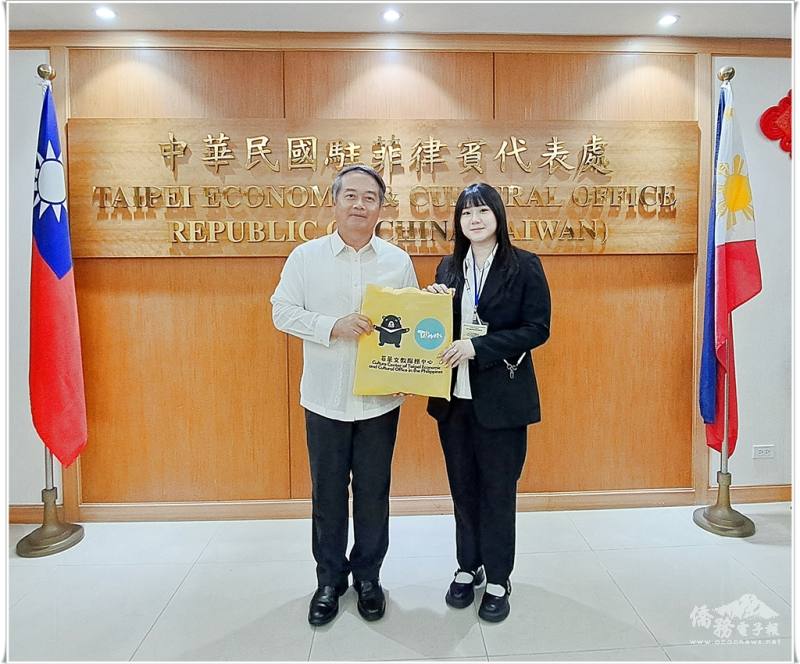 團長羅涓寧(右)致贈周民淦(左)紀念品表達感謝