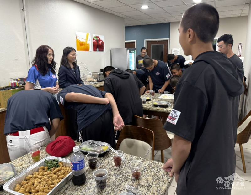 彬彬多禮的小將謝謝張麗賢（左二）的鼓勵