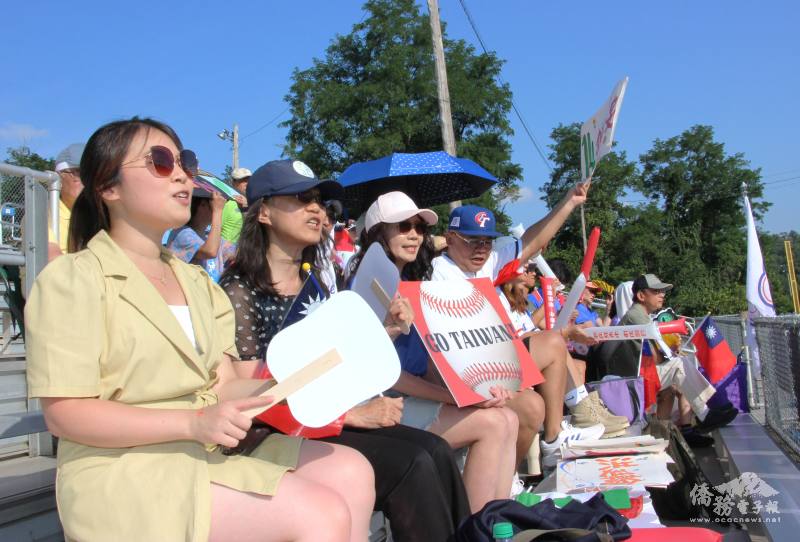 左起為駐纽約副領事吳珮綺、公使張麗賢、匹茲堡臺灣同鄉會會長許雅斐及加油隊長林義斌，為臺中市青少棒隊加油