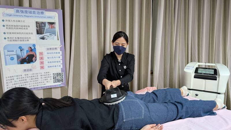 台大醫院北護分院11日舉行研究成果記者會指出，「周邊磁場刺激」透過探頭在遠端產生磁力，引導體內產生電流，以非侵入方式讓肌肉運動。圖為周邊磁場刺激用於下背痛治療示意圖。