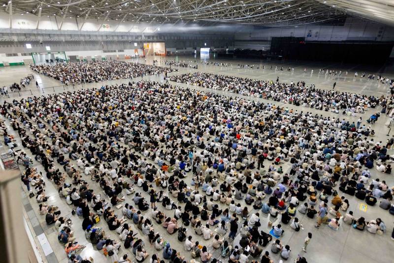 「2025臺灣文博會」特別規劃有空調的等候空間，讓現場近六千民排隊民眾有舒適的等待空間。