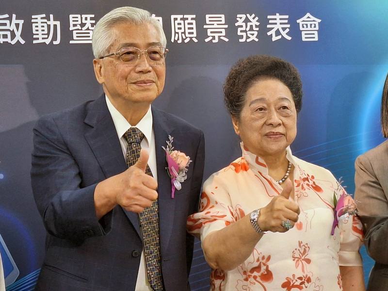 南光醫藥位於南港的國際營運總部11日啟用，南光醫藥董事長陳立賢（左）、副董事長王玉杯（右）賢伉儷出席啟用儀式。