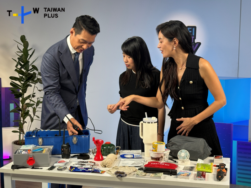 《The Taipei Tonight Show》主持人聶雲（左起）與《零日攻擊》製作人鄭心媚、演員Janet正在比賽挑選逃難包品項(TaiwanPlus提供)