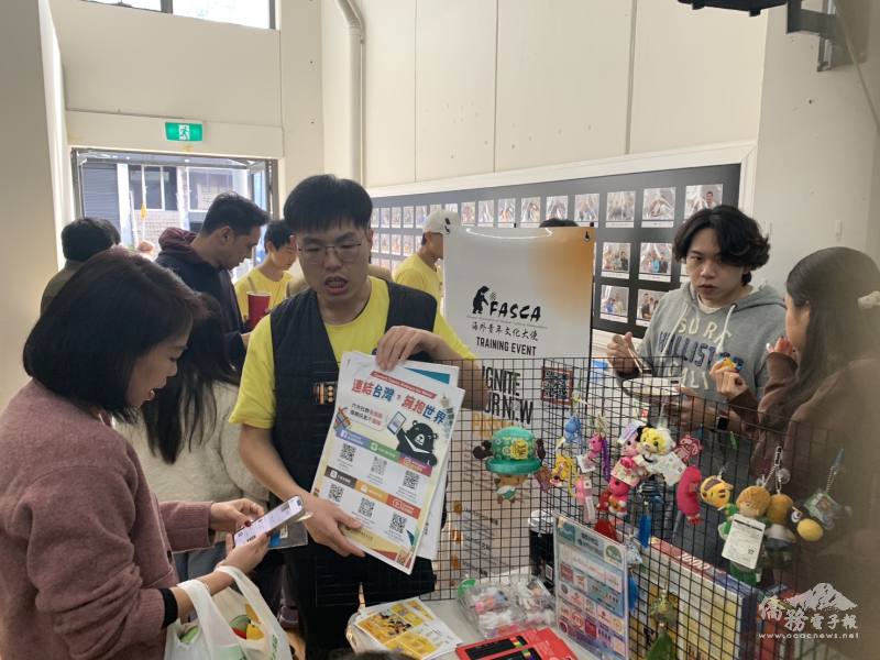 諮詢導師康威廉協助宣傳僑委會六大社群平臺
