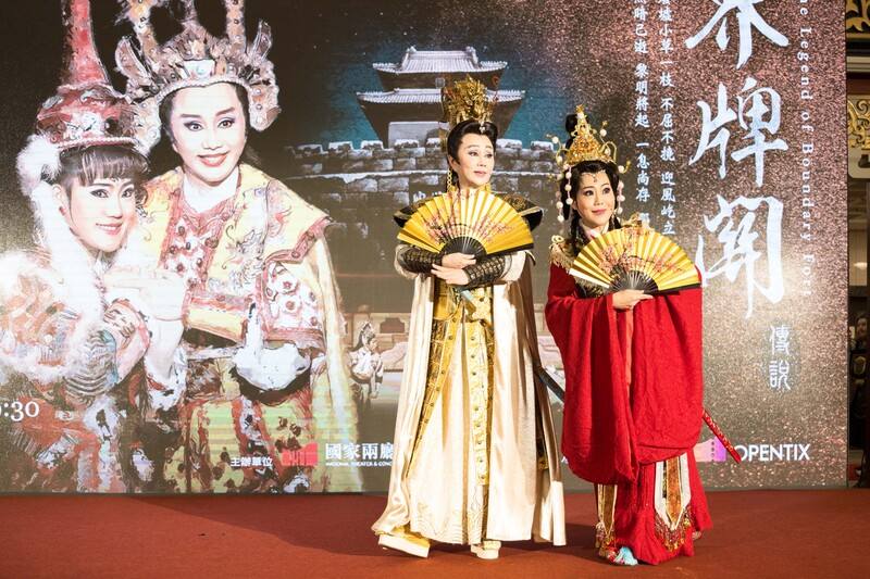 明華園戲劇總團將推出明華園經典之作「界牌關傳說」，由母女檔孫翠鳳（左）、陳昭婷（右）挑梁演出，11日一同出席記者會宣傳。（兩廳院提供）