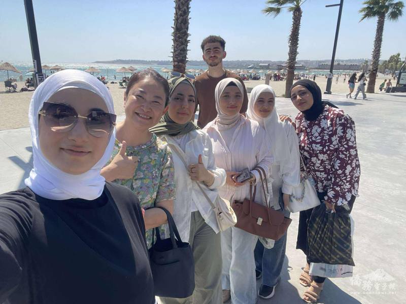 師生們先到海灘欣賞夏日風光，學生們踩著浪花感受海浪的清涼