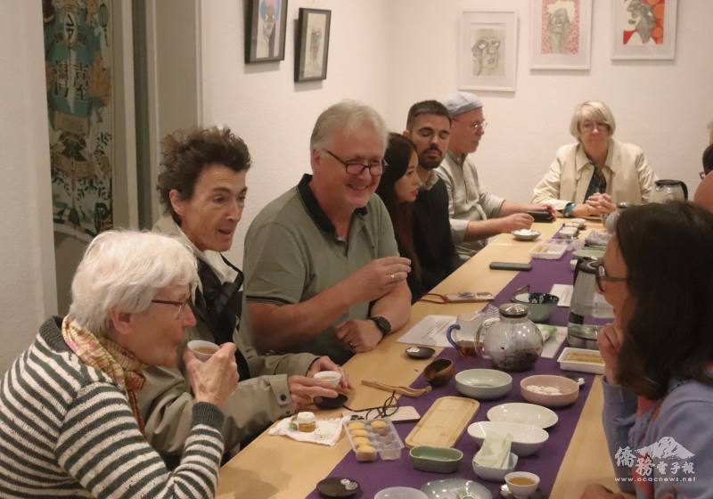 The Bürgerhaus Lokstedt in Hamburg was filled with the fragrance of tea and the sound of cheerful conversation.