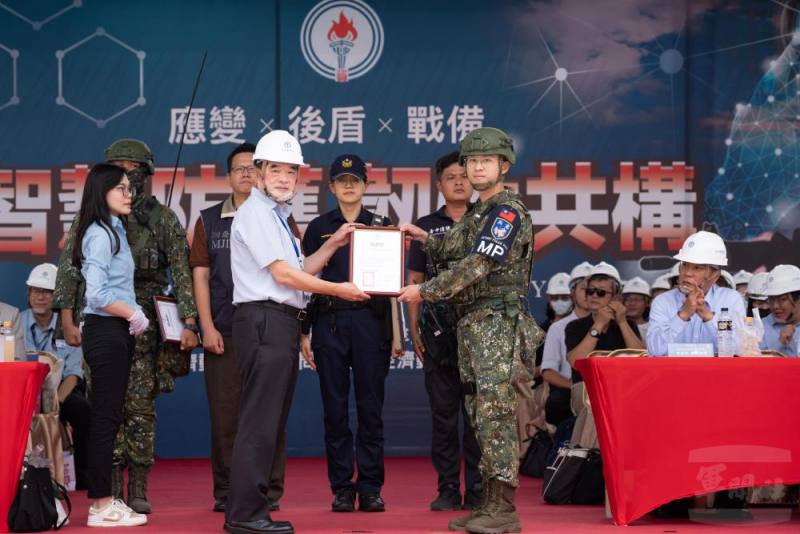 羅副總經理致贈感謝狀。（軍聞社記者呂尚俞攝）