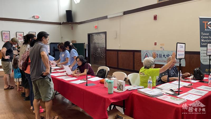 亞特蘭大中文學校新舊生在報名櫃臺註冊