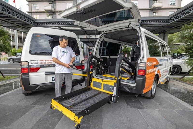 南投縣政府13日獲捐2輛長照交通接送車（圖），總數達172輛，委託28個單位辦理長照交通接送服務。（南投縣政府提供）