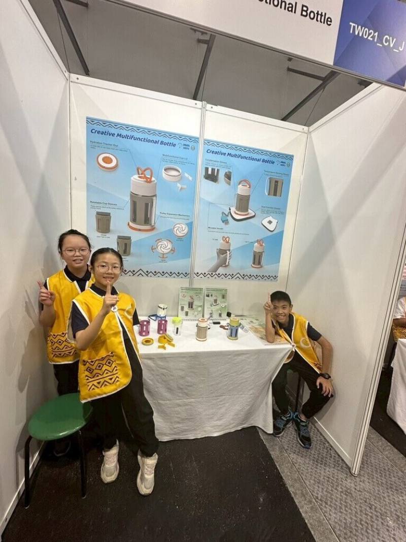宜蘭縣宜蘭市宜蘭國小團隊發明「多功能創意水杯」，結合旋轉式杯套、加熱降溫杯墊、防傾倒底座等設計，獲2025世界青少年發明展金牌肯定。（台師大提供）
