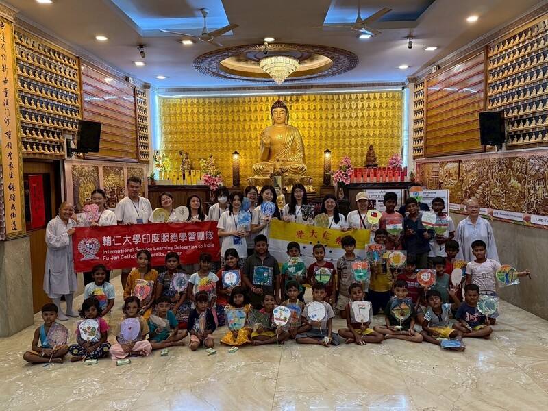輔仁大學自2006年起舉辦「輔印曦望」服務學習活動，今年是第18次前往印度，團隊成員背景橫跨教育、護理、社工、臨床心理與語文等專業。圖為團隊在印度佛光山禪淨中心。（輔仁大學印度服務學習團隊提供）