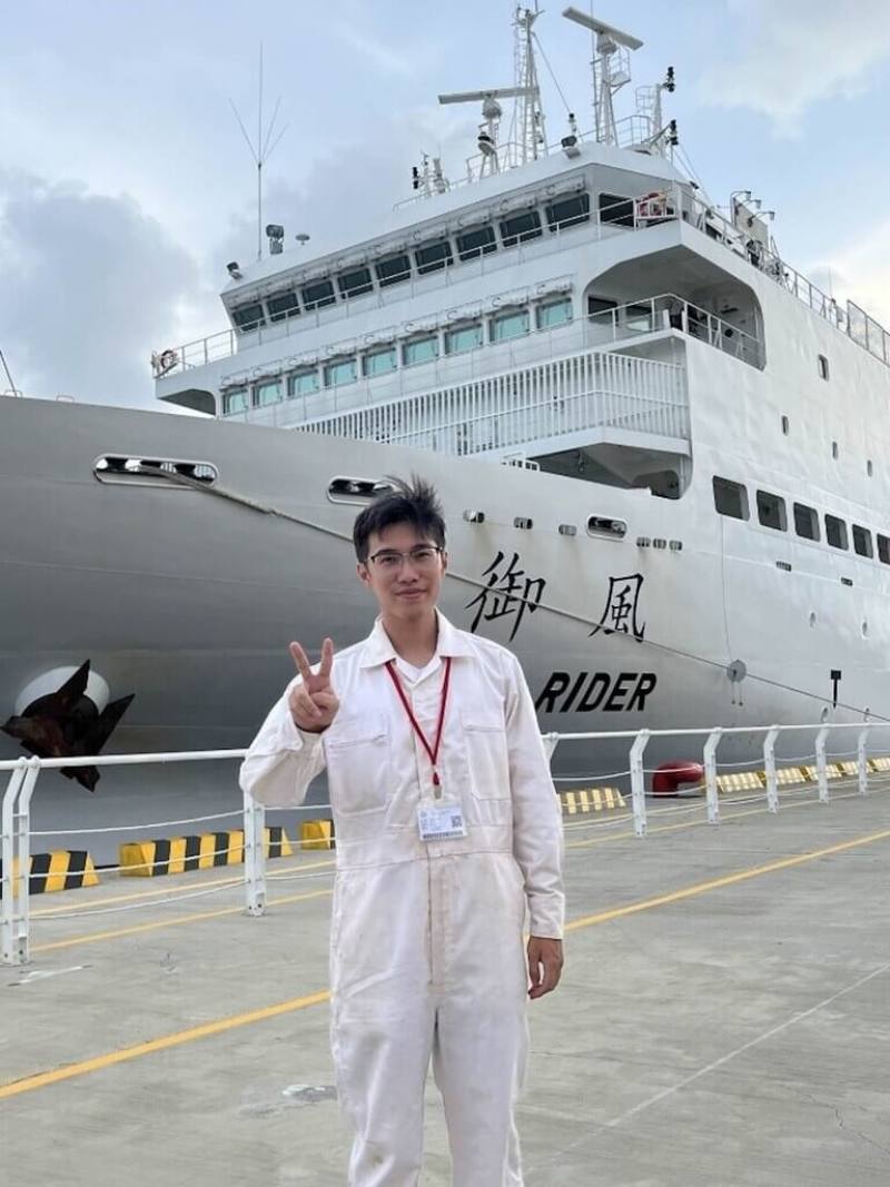 航港局推動「海員新星培育計畫」，114年第一階段錄取名單出爐，共14名學生獲選；其中國立高雄科技大學輪機工程系學生洪奕傑高中就立志以跑船改善家境。（航港局提供）