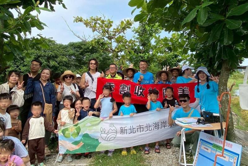 新北市金山區金美國小附設幼兒園日前舉辦「收割季」，並推出走讀濕地親子闖關活動，邀請家長與孩子一同認識、了解家鄉之美。（金美國小附幼提供）