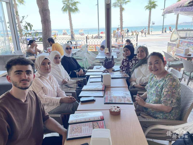 大家前往附近餐廳享用午餐，並錄製影片以華語介紹自己的餐點