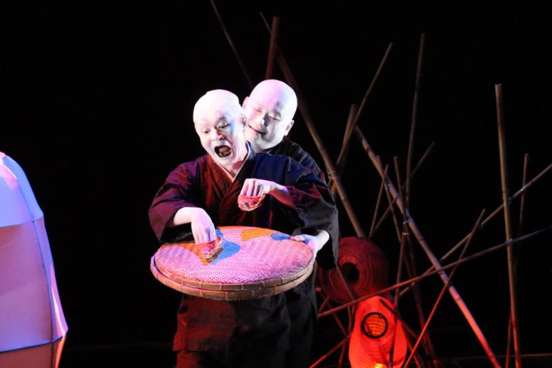不貳偶劇以當代劇場手法重新詮釋日本三大怪談之一「牡丹燈籠」，改為糊紙匠與歌伎的故事，講述萬物皆有情，超越生死陰陽的多面向，16日起將登上台中國家歌劇院演出。（台中國家歌劇院提供）