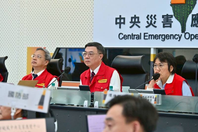 行政院長卓榮泰12日晚間前往中央災害應變中心視導第3次工作會報，並與地方政府正副首長視訊關心颱風應變整備情形