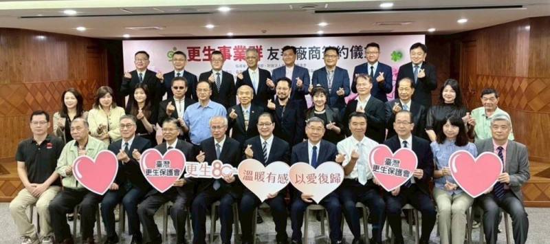 台灣更生保護會攜手4家企業，推行「更生事業群」策略，成為更生朋友保護傘，預期可提供260個就業機會，12日在台中地檢署第二辦公大樓舉行簽約儀式。（民眾提供）