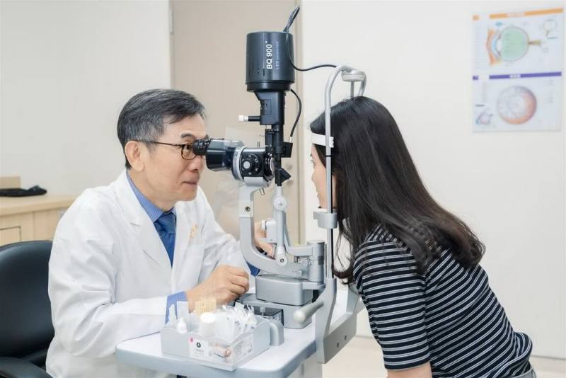 新北市立土城醫院院長賴旗俊（左）13日表示，黃斑部位於視網膜中央，一旦病變恐嚴重影響生活品質，初期症狀包含閱讀跳字、字體扭曲、中央視野模糊或黑點，易與老花或視覺疲勞混淆，延誤治療恐導致失明，應及早檢查治療。（新北市立土城醫院提供）