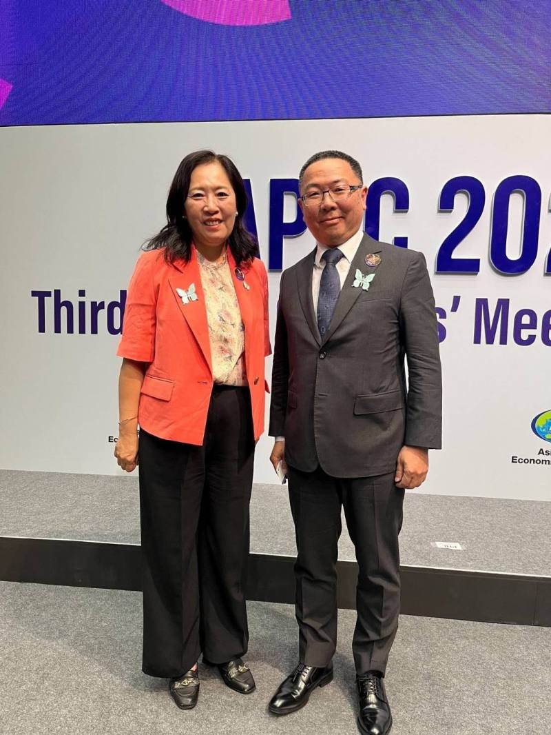 林政委與WEF主席Shin Young sook合照