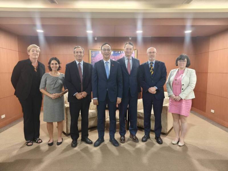 國民黨主席朱立倫12日會見美國布魯金斯學會訪團，雙方就死刑存廢、能源政策與兩岸關係等議題深入交換意見。（國民黨提供）